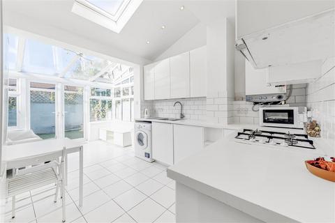 3 bedroom flat for sale, London NW10