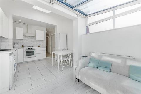 3 bedroom flat for sale, London NW10