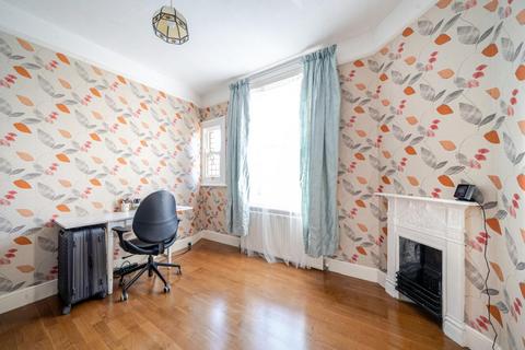 24a Highlands Avenue, London, W3 6EU