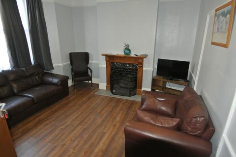 4 bedroom terraced house to rent, Ringstead Road, London SE6