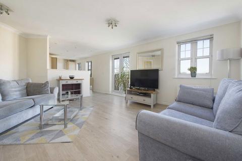 2 bedroom flat to rent, Shillingford Close, London NW7