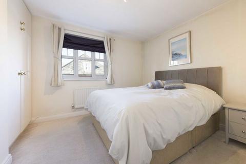 2 bedroom flat to rent, Shillingford Close, London NW7