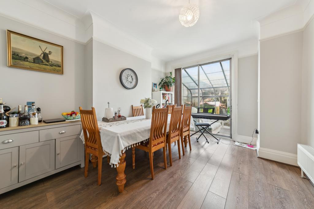 65 Park View, New Malden, KT3 4 AX-10
