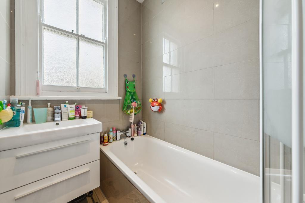 65 Park View, New Malden, KT3 4 AX-4