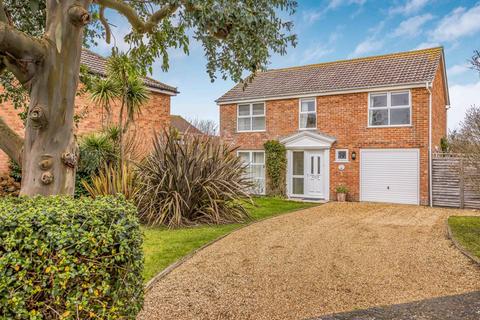 4 bedroom detached house to rent, Bracklesham Road, Hayling Island, Hampshire