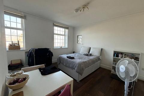 Studio to rent, a Station Road, London