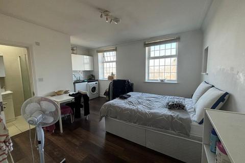 Studio to rent, a Station Road, London