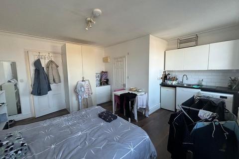 Studio to rent, a Station Road, London