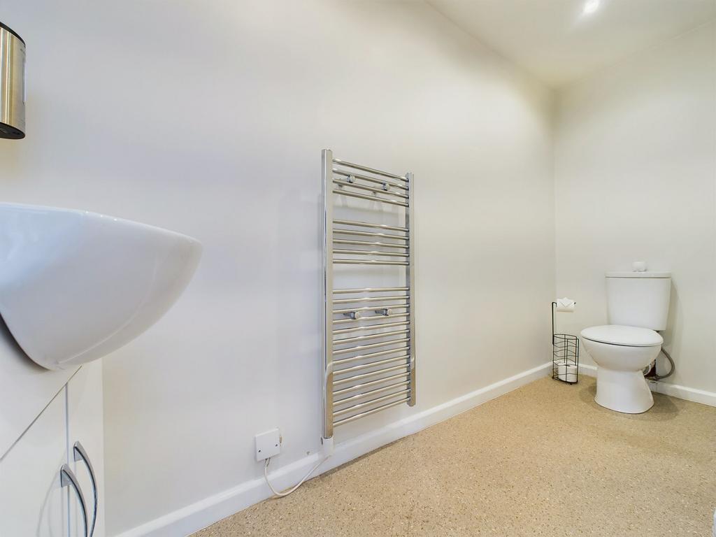 WC (Connected to Outdoor Studio)