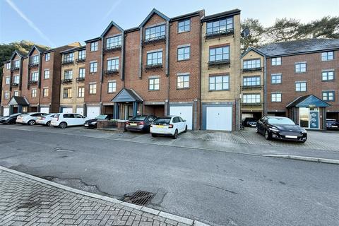 2 bedroom flat to rent, Riverdene Place, Southampton SO18