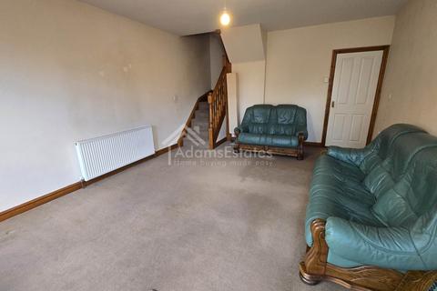 2 bedroom semi-detached house to rent, Clutton Street, Batley