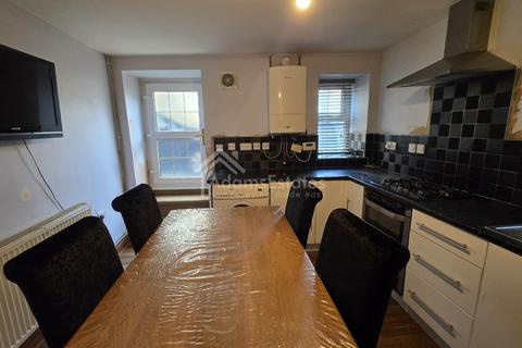 2 bedroom semi-detached house to rent, Clutton Street, Batley