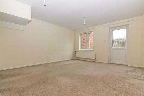 2 bedroom terraced house to rent, A spacious 2 bedroom home close to Windmill Hill Golf Course