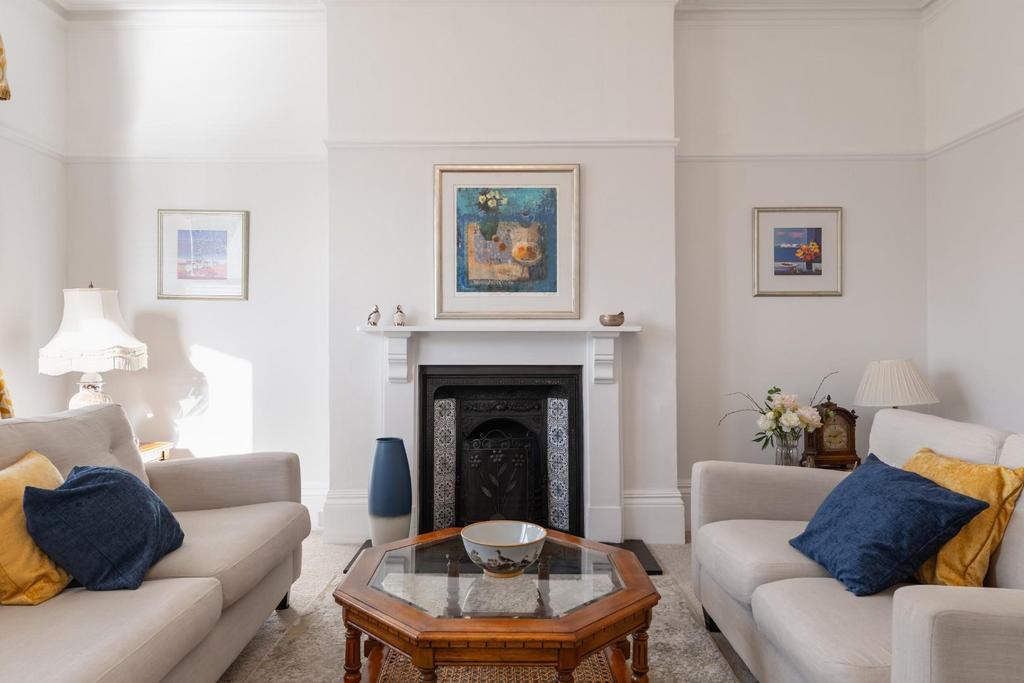Living room-3.jpg