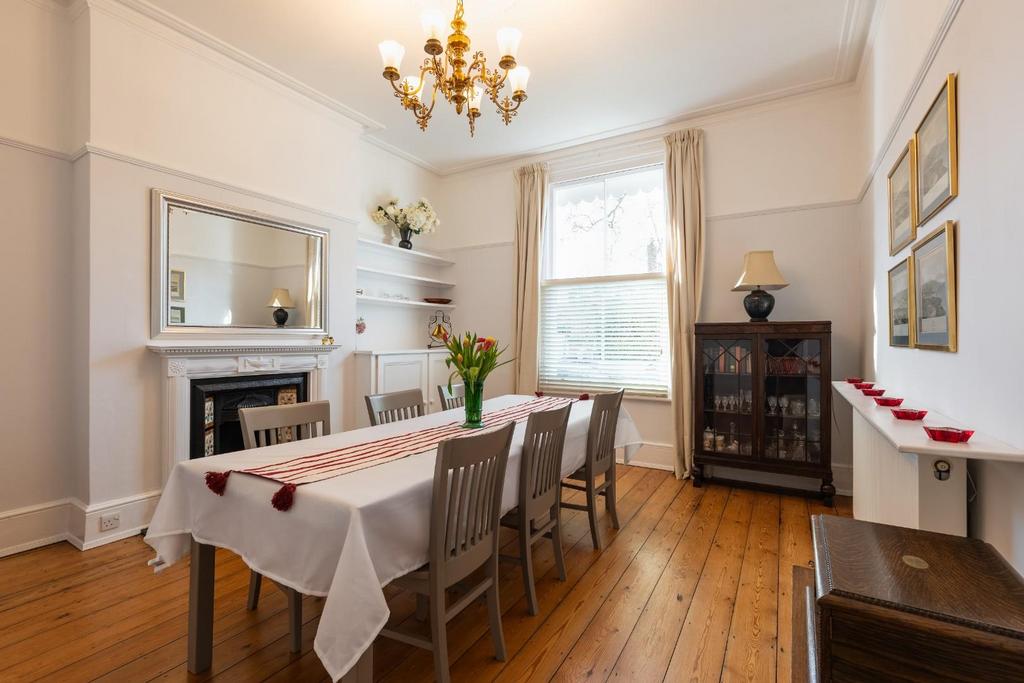 Dining room-4.jpg