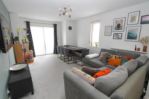 2 bedroom flat for sale, Bloxworth Close, Wallington SM6