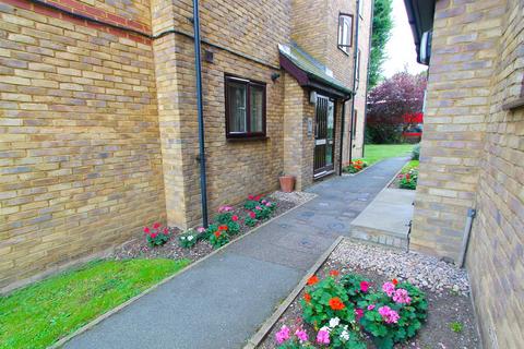 2 bedroom flat for sale, Bloxworth Close, Wallington SM6