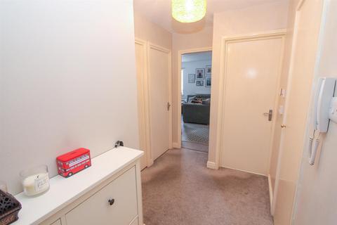 2 bedroom flat for sale, Bloxworth Close, Wallington SM6