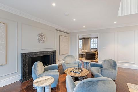 undefined, Knightsbridge Gate, 1 William Street, Knightsbridge, London, SW1X 7BF
