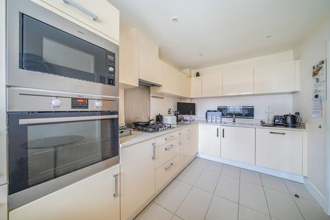 3 bedroom end of terrace house for sale, Woodview Way, Caterham CR3