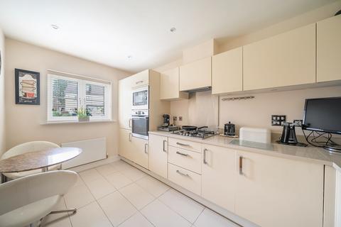 3 bedroom end of terrace house for sale, Woodview Way, Caterham CR3