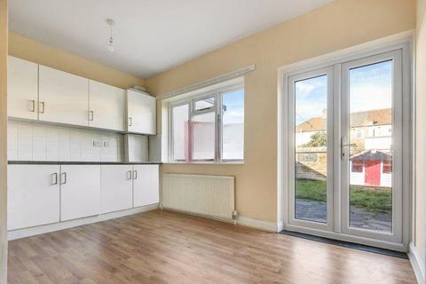 4 bedroom terraced house to rent, Eccleston Crescent, Romford, RM6