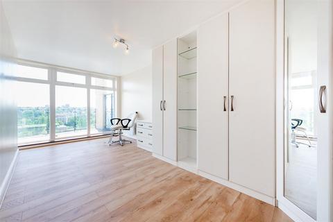 2 bedroom flat to rent, Glebelands Close, London