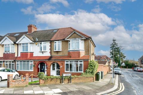 3 bedroom end of terrace house to rent, Perivale Gardens, Watford, WD25