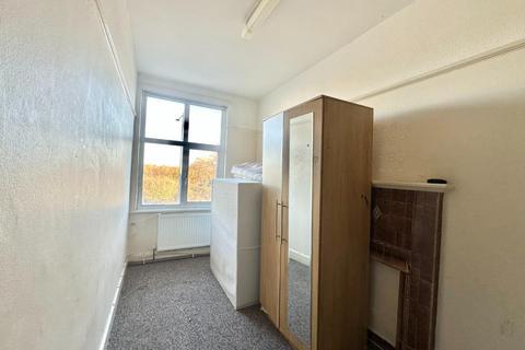 3 bedroom flat for sale, Western Parade, Hillingdon, Middlesex, UB10 9PQ