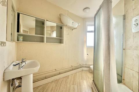 3 bedroom flat for sale, Western Parade, Hillingdon, Middlesex, UB10 9PQ