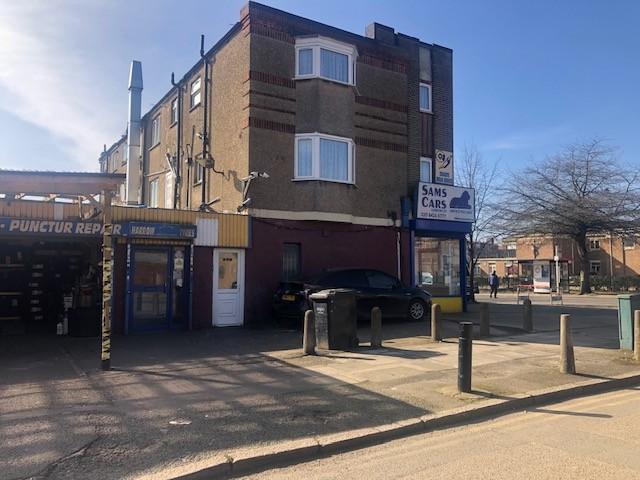 Spilt Level Flat Above Commercial Premises with 3