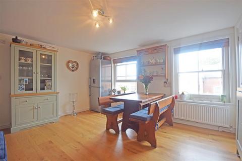 2 bedroom apartment to rent, King Street, Twickenham