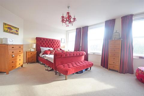 2 bedroom apartment to rent, King Street, Twickenham