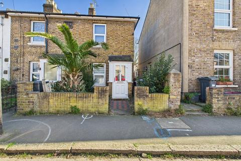 2 bedroom end of terrace house to rent, Holly Road