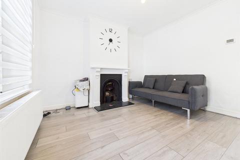 2 bedroom end of terrace house to rent, Holly Road