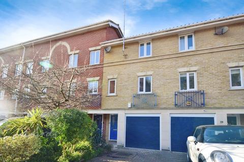 3 bedroom townhouse to rent, Applecross Close Rochester ME1