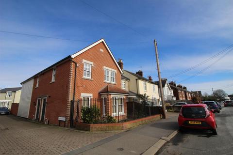 2 bedroom maisonette to rent, Lampon Close, West Bergholt