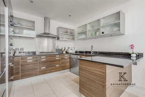8 Henniker Mews, London, SW3 6BL