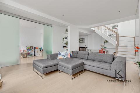 8 Henniker Mews, London, SW3 6BL