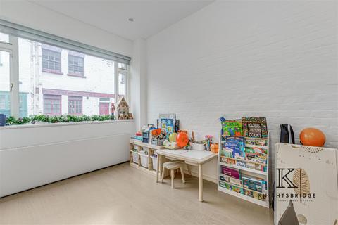 8 Henniker Mews, London, SW3 6BL