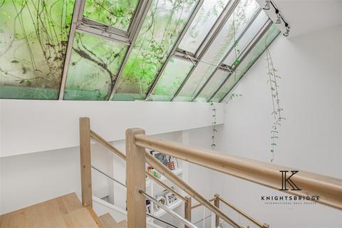 8 Henniker Mews, London, SW3 6BL