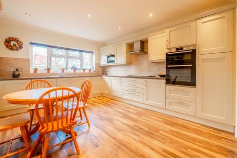 4 bedroom detached house for sale, Brays Lane, Rochford SS4