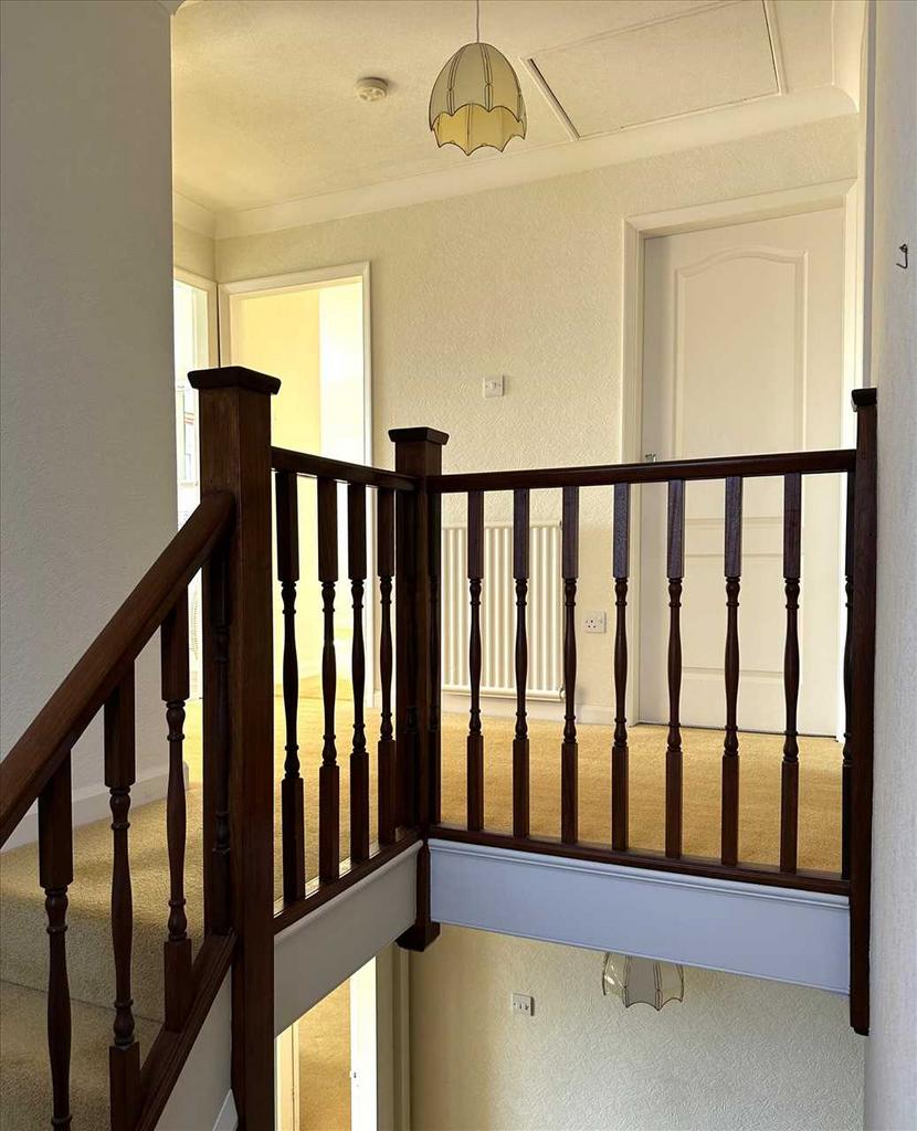 Double bedroom 1: