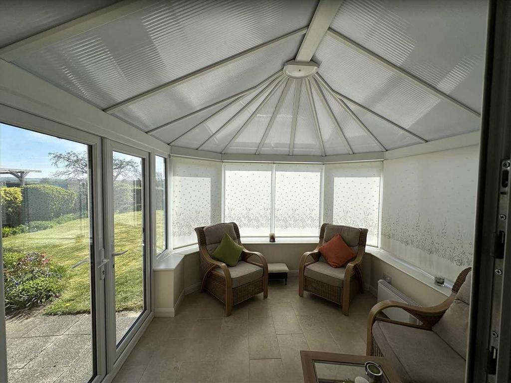 Dining/sitting room:
