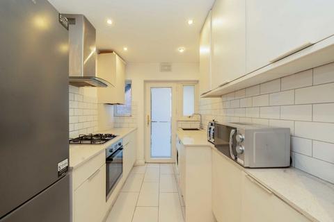 2 bedroom flat to rent, Palmers Road, London N11