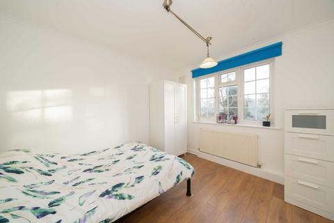 2 bedroom flat to rent, Palmers Road, London N11