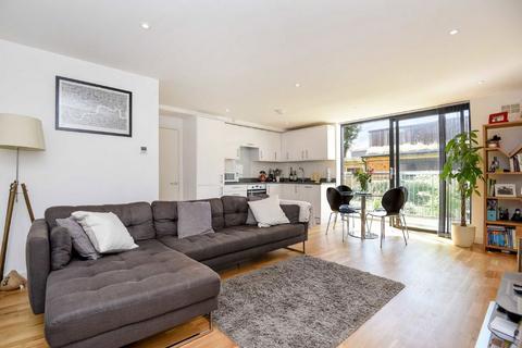 2 bedroom flat to rent, Kings Avenue, London SW4