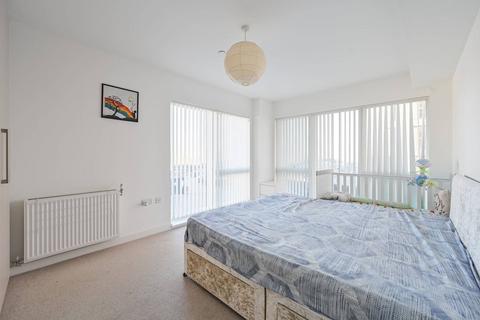 3 bedroom flat to rent, Bawley Court, E16, Gallions Reach, London, E16