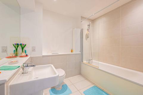 3 bedroom flat to rent, Bawley Court, E16, Gallions Reach, London, E16