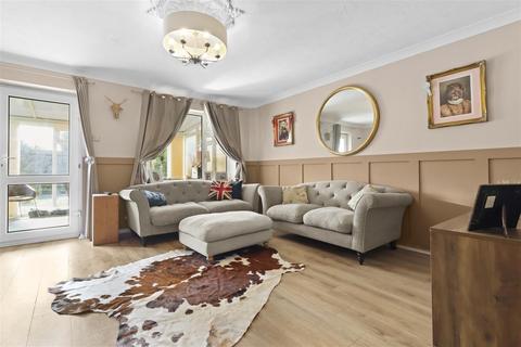 1 Abbey Path, Hailsham, BN27 1JQ